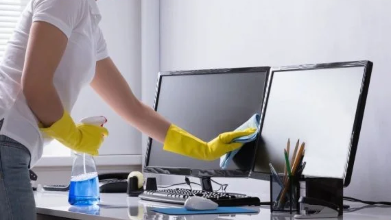 Office_desk_clean-
